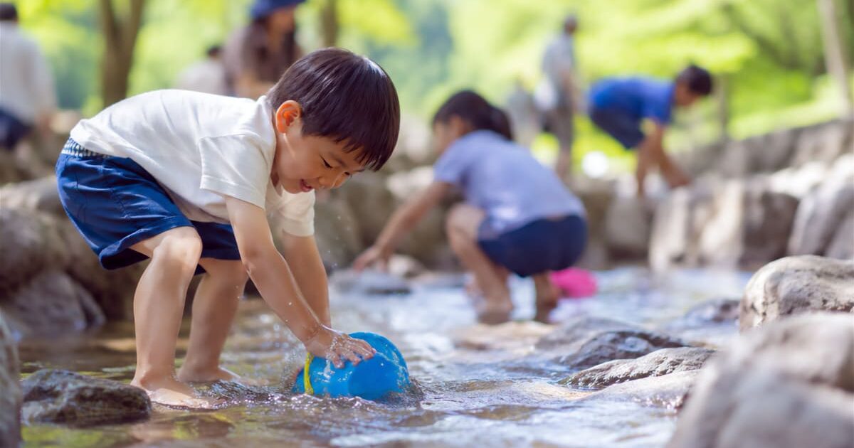 川遊びの持ち物リスト｜子連れで安全に楽しむ必需品・便利グッズや注意点と遊び方も解説
