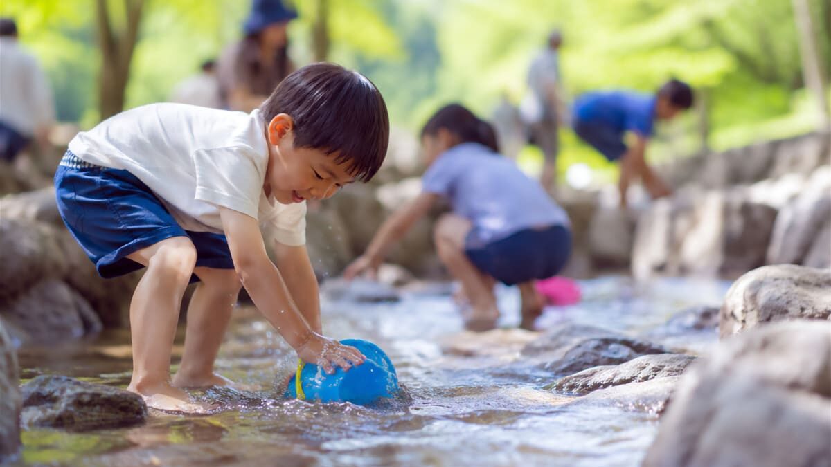川遊びの持ち物リスト｜子連れで安全に楽しむ必需品・便利グッズや注意点と遊び方も解説