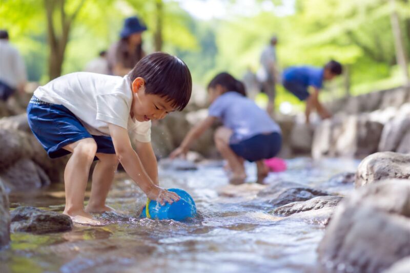 川遊びの持ち物リスト｜子連れで安全に楽しむ必需品・便利グッズや注意点と遊び方も解説